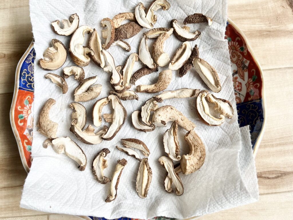 ベランダで干して2日後の椎茸(パキッと折れる完成状態)