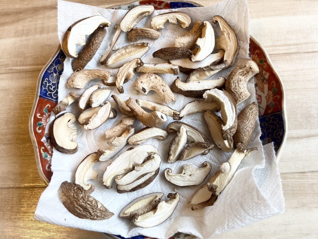 ベランダで干して1日後の椎茸(水分が抜けて縮んだ状態)