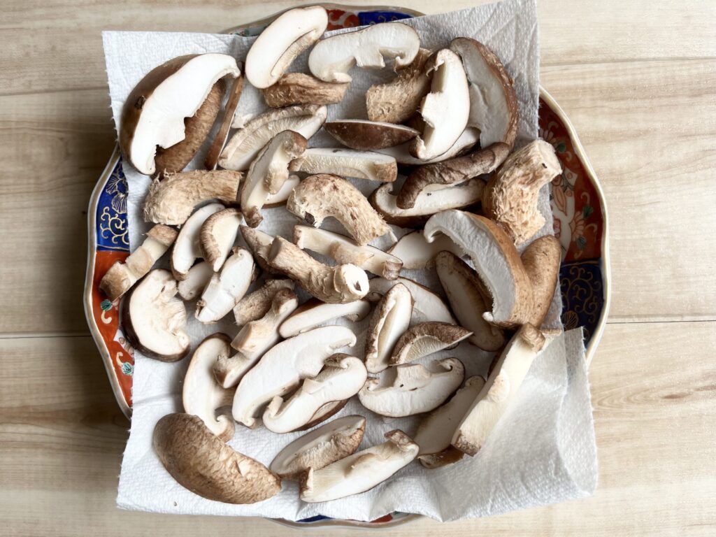 スライスした椎茸を並べる(干し椎茸の作り方スタート)